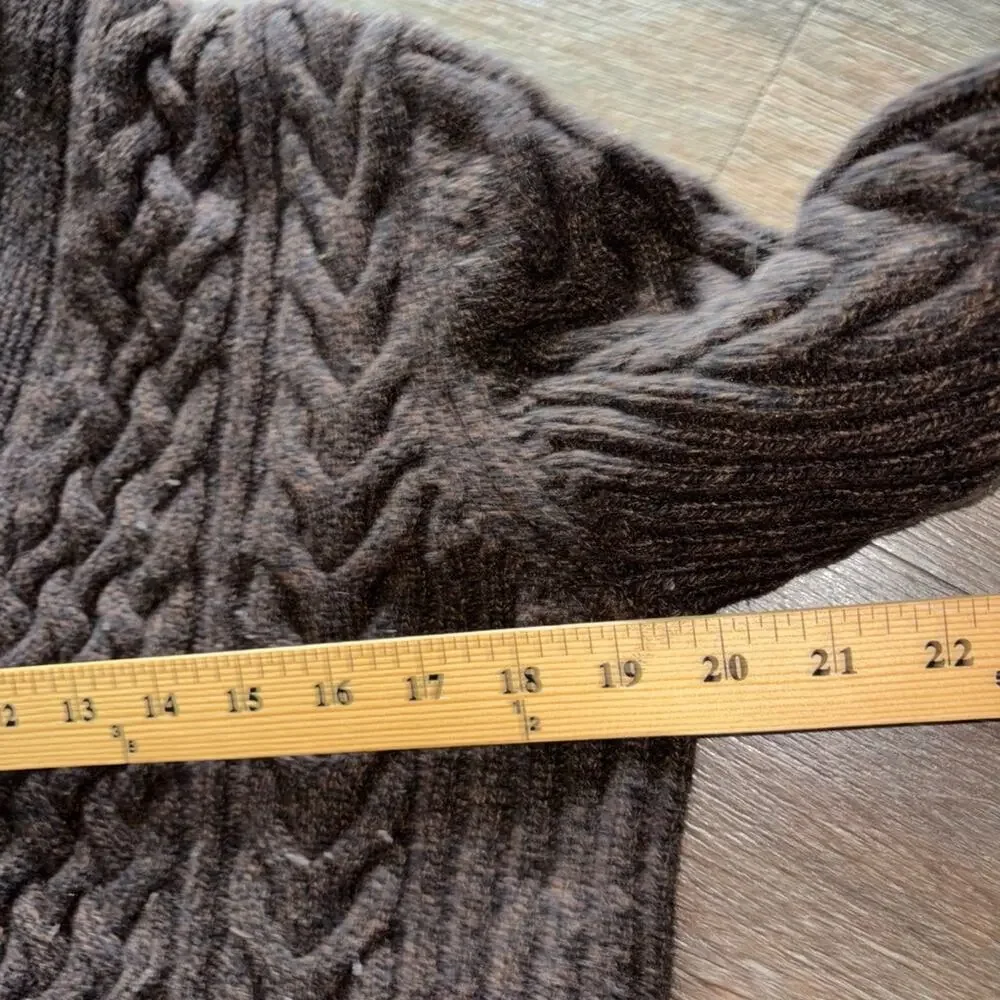 Banana Republic men’s medium Cable Knit Cardigan *needs fabric shaver*